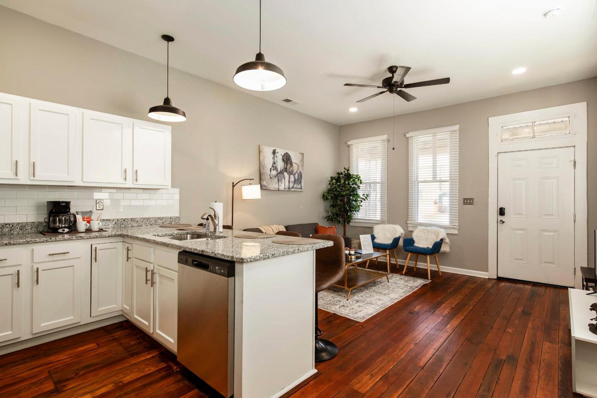 Historic Cozysuites 4br 2ba With A Modern Touch