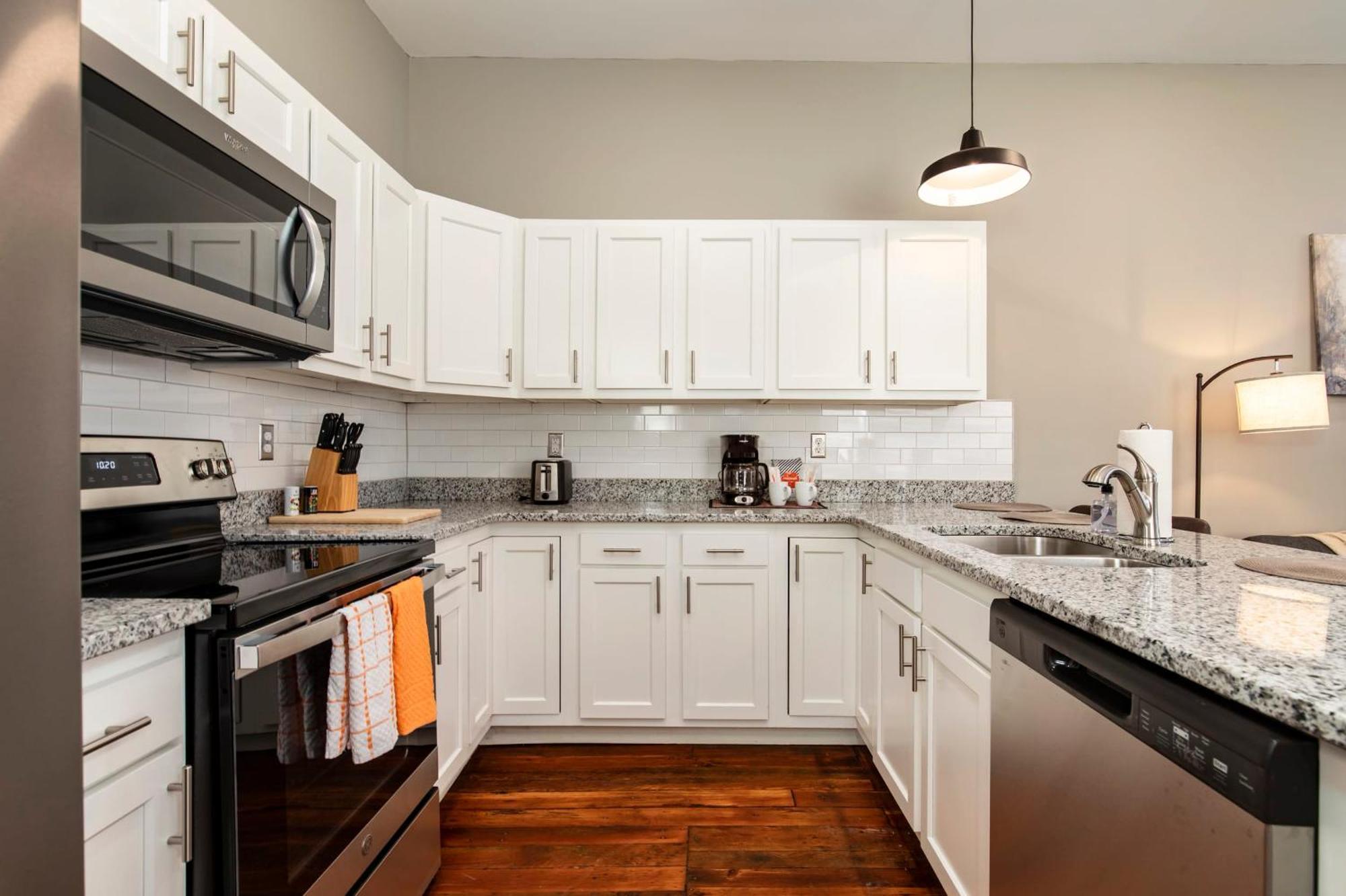 Historic Cozysuites 4br 2ba With A Modern Touch *