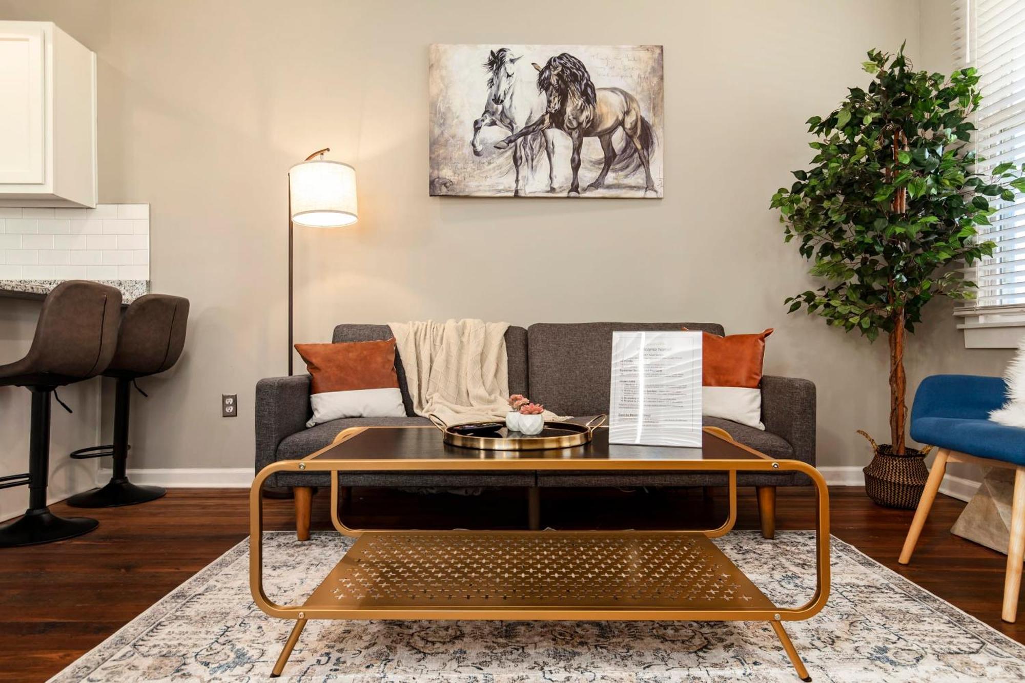Historic Cozysuites 4br 2ba With A Modern Touch *