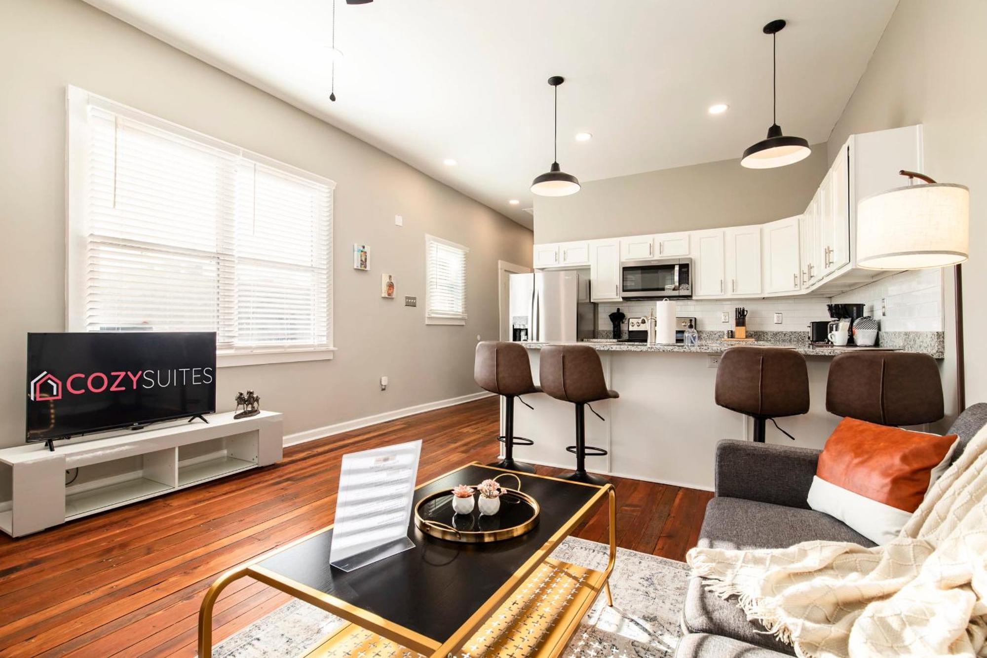 Holiday home Historic Cozysuites 4br 2ba With A Modern Touch *